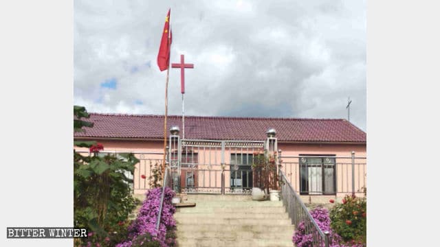 Bandera nacional ondeando en la iglesia de Changling