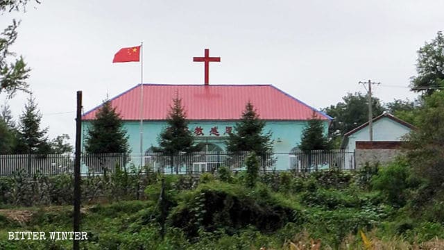 Bandera nacional ondeando en la iglesia cristiana Gan’en