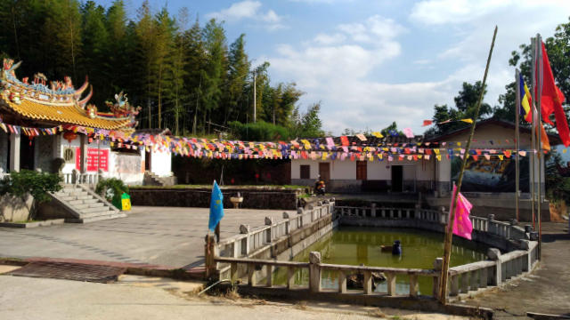La bandera nacional ondea en el templo de Xihuayan