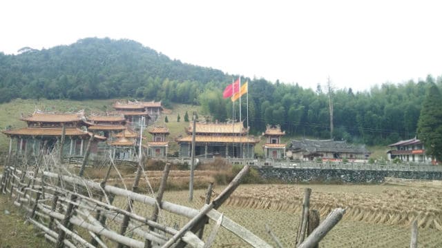 Bandera nacional en el templo de Wuhua