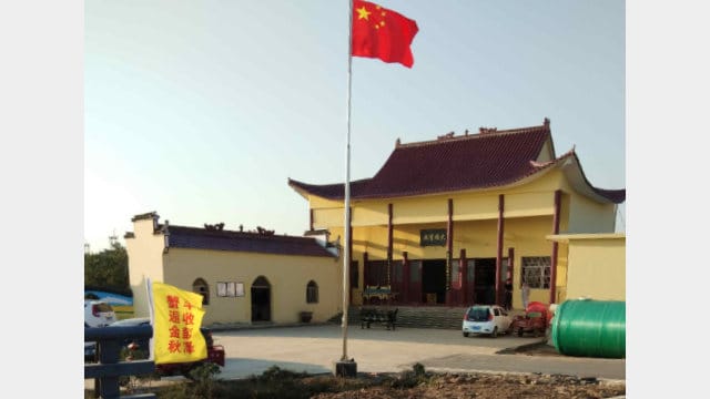 La bandera nacional ha sido izada en el templo de Qingyun