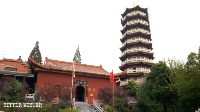 La bandera nacional ha sido izada en el templo de Bao’en