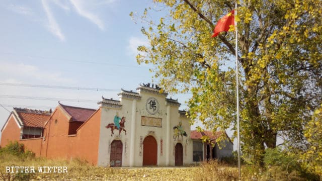 Bandera nacional en el templo de Zhiguan
