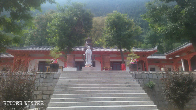 La sala principal del templo de Fangshan antes de ser demolida