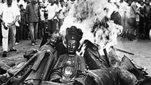 Templos budistas destruidos y figuras budistas quemadas durante la Revolución Cultural