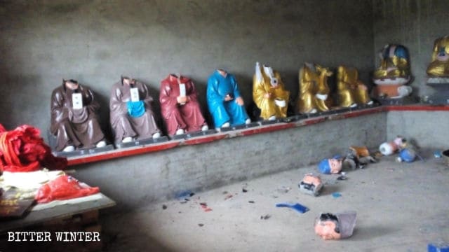 Estatuas destruidas en el templo budista de la antigua aldea de Donglin