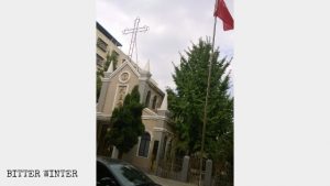 La bandera nacional china sustituye a la cruz
