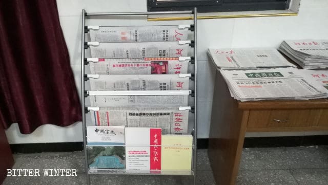 Periódicos y revistas son exhibidos en la iglesia