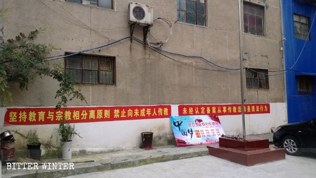 En el muro de la iglesia se han publicado consignas políticas