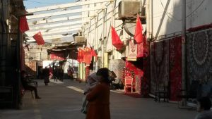 Banderas rojas exhibidas en un mercado de la ciudad de Turfán. Summer 2018