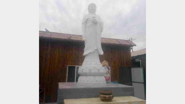 Estatua budista de mármol blanco en un templo chino