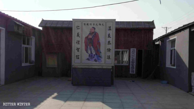 Estatua budista sustituida por una imagen de Confucio en un templo chino