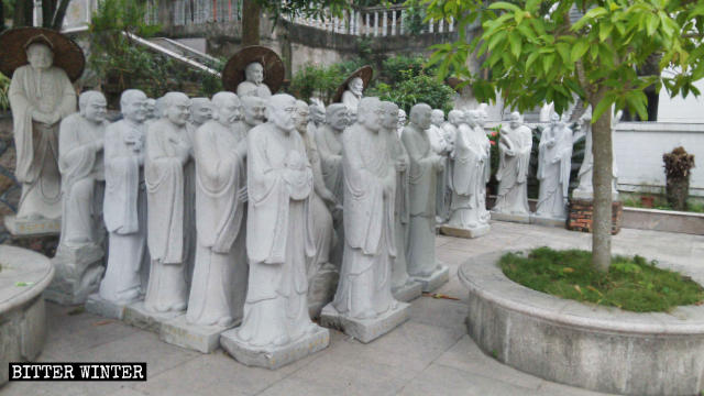 Estatuas de Arhats agrupadas.