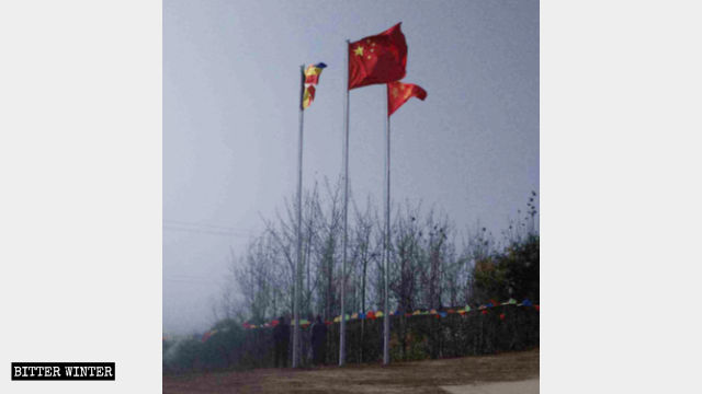La bandera nacional ondea junto a la bandera del templo
