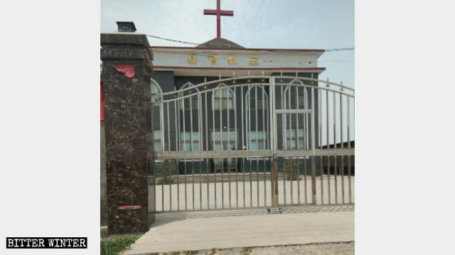 La cruz de la iglesia de la aldea de Nie antes de ser desmantelada