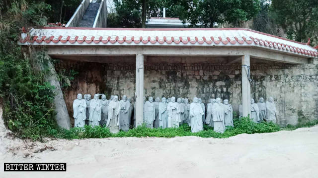 Las estatuas de Arhats en el templo de Nanshan fueron reubicadas bajo los aleros.