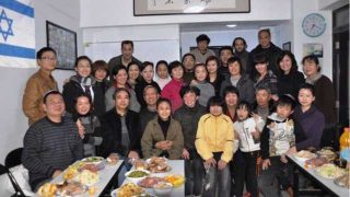 Miembros de la comunidad judía de Kaifeng se reúnen para cenar