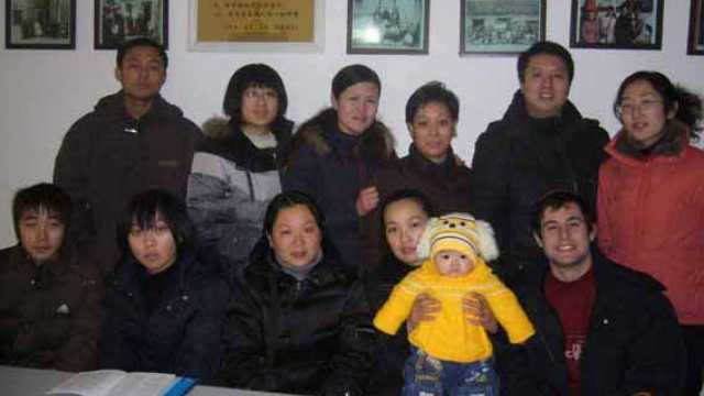 Miembros de una familia judía de Kaifeng se reúnen para una foto