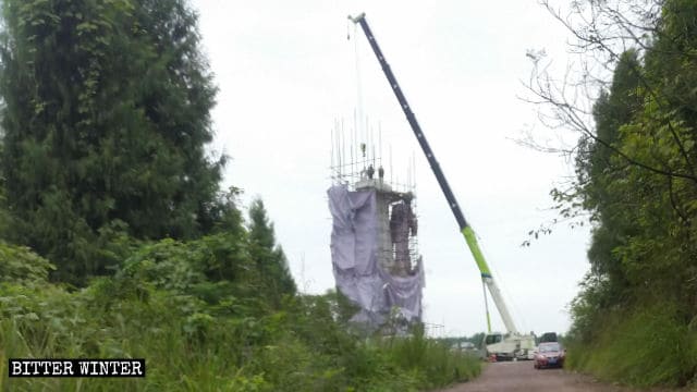 Se utilizó una grúa para desmantelar la estatua de Guanyin