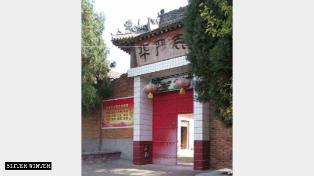 El eslogan político de los “Valores socialistas fundamentales" en la entrada del Templo Huayan