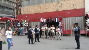 Vendedores ambulantes de Urumchi son fotografiados por la policía
