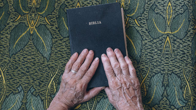 anciano y la biblia