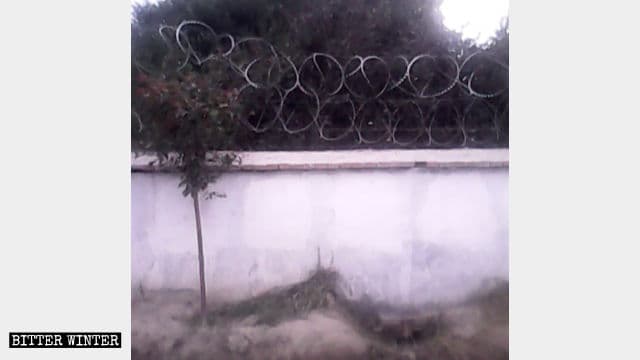 Alambre de púas en un muro perimetral que rodea una mezquita