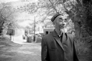 Anciano uigur en una aldea cerca de Turpan