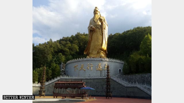 Apariencia original de la estatua de Lao-Tse emplazada en la Montaña de Laojun.