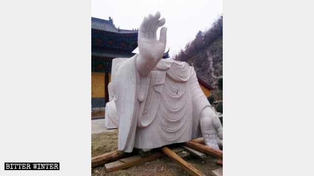 El cuerpo de la estatua de Guan Yin fue removido.