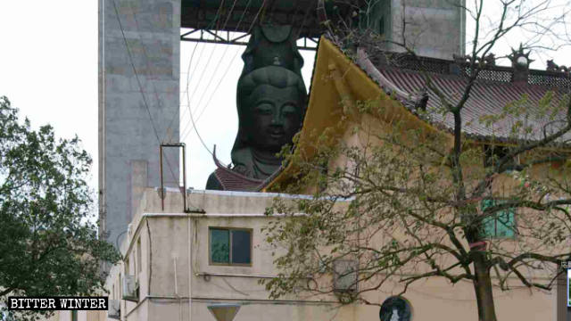 Estatua de Kwan Yin situada dentro del templo