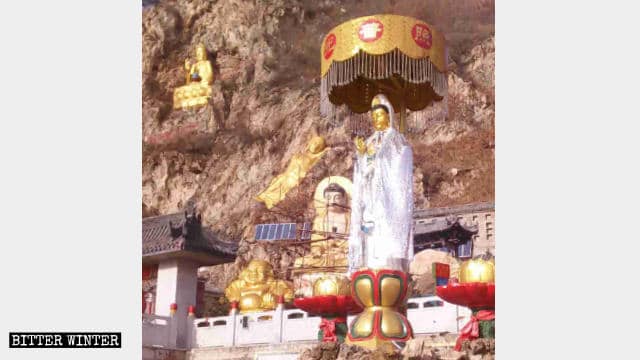 Estatuas budistas situadas al aire libre en la Cueva de los Mil Budas antes de ser envueltas.