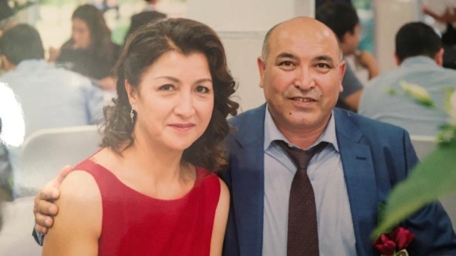 Gulbahar y su esposo Kerim en París, en el año 2016, poco antes de partir hacia Sinkiang.