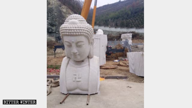La cabeza de la estatua de Guan Yin fue removida.