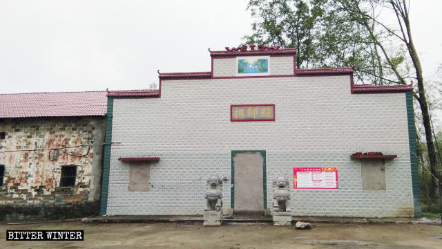 La entrada y las ventanas del templo de Zushi fueron tapiadas.