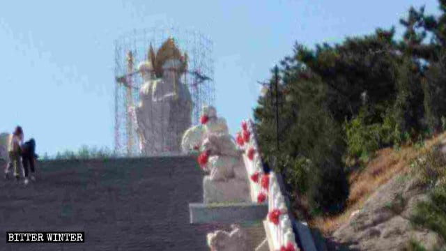 La estatua budista situada en el Monte Jiuhua está siendo envuelta
