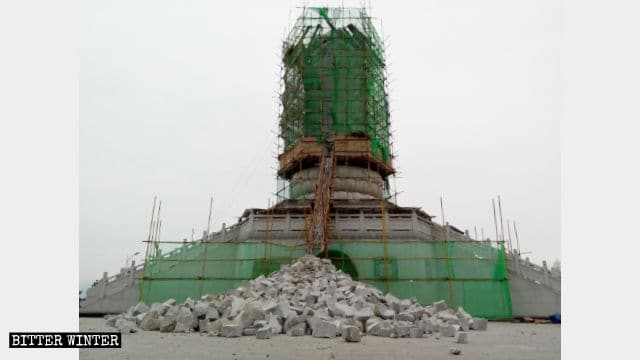 La estatua de Guan Yin de Tres Rostros está siendo demolida