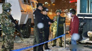 La policía de Xinjiang está interrogando a la población.