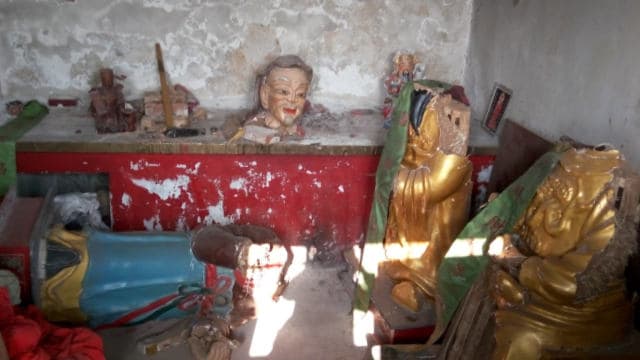 Las estatuas budistas situadas en el Templo de Zushi han sido destruidas.