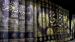 Libros islámicos en la estantería