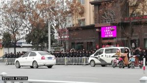 Oficiales de policía especiales parados en tres filas para bloquear la entrada del frente del hotel Haoyue