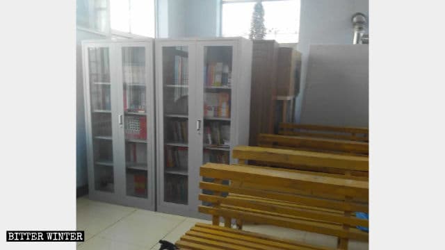 Pequeña habitación en la iglesia donde se exhiben libros seculares