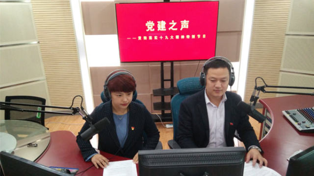 Presentadores de una estación de radio local preparan programas para ser transmitidos a través de altavoces