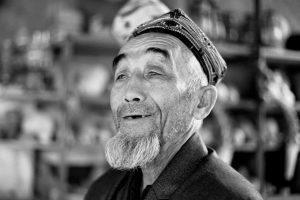 Un aksakal (un anciano sabio) en su puesto de aldea cerca de Turpan