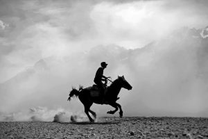 Un caballero montando en la Cordillera del Pamir