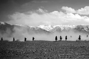 Una horda de caballeros aparece repentinamente en el horizonte en la Cordillera del Karakórum