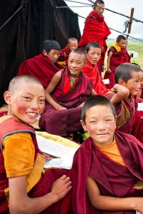 Los monjes tibetanos niños en un campamento nómada del monasterio de Litang