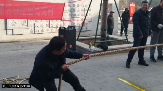 una aldea en Henán organizó un juego de tirar de la cuerda