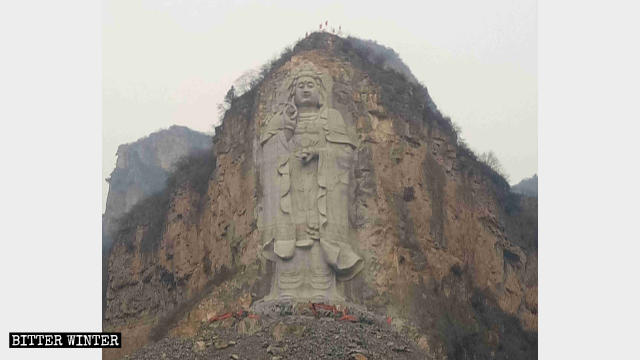 Excavadoras están removiendo la base de la estatua de Kwan Yin.