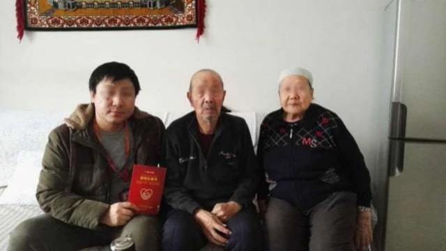 Foto de un funcionario de etnia han junto a su familia anfitriona uigur
